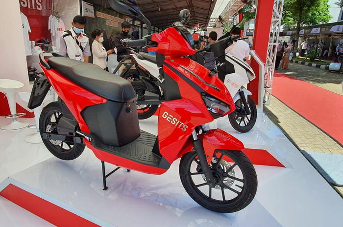 Foto ilustrasi. Cek harga motor listrik Gesits terbaru November 2022.