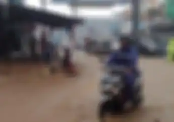 Saat Hujan dan Angin Kencang, Ini  Harus Diperhatikan Pengendara Motor Biar Enggak Celaka