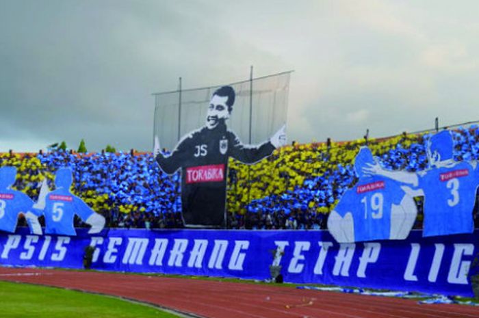   Koreo suporter PSIS Semarang saat laga melawan Persib Bandung di Stadion Moch Soebroto, Magelang, 