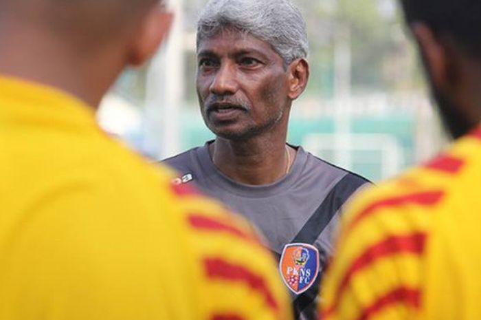 Pelatih PKNS FC, K Rajagopal dalam sesi latihan timnya pada 31 Januari 2018. 