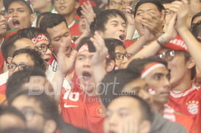  Suporter timnas Indonesia saat menyaksikan laga Indonesia Vs Islandia di Stadion Utama Gelora Bung Karno.