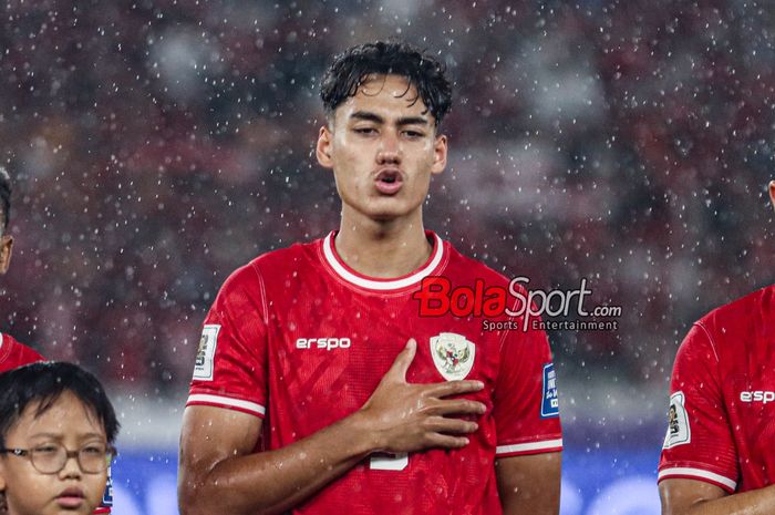 Pemain timnas Indonesia, Rafael Struick, sedang menyanyikan lagu Indonesia Raya jelang berlaga di Stadion Utama Gelora Bung Karno, Senayan, Jakarta, Jumat (15/11/2024).