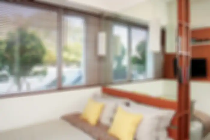 Headboard ini dilapisi cermin berukuran lebar.