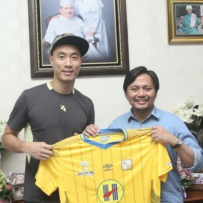 Yoo Jae-hoon saat menandatangani kontrak dengan Manajer Barito Putera, Hasnuryadi, pada Jumat (8/2/2019).