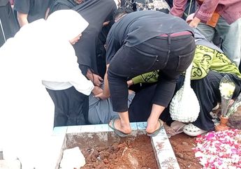 Assyifa Nuraini dan Umi Kalsum Jatuh Pingsan di Prosesi Pemakaman Keponakan Ayu Ting Ting