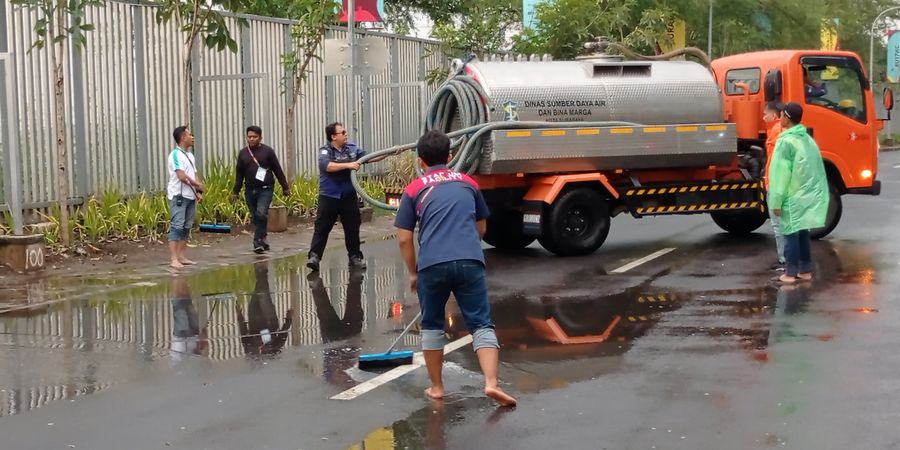 Genangan di Stadion Gelora Bung Tomo Usai Diguyur Hujan Deras