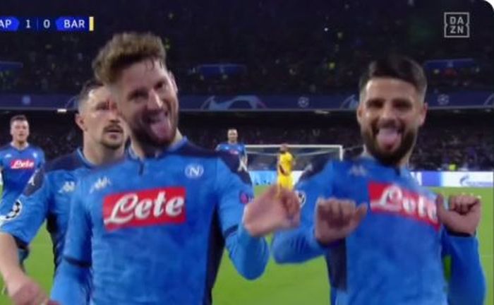 Penyerang Napoli, Dries Mertens (kiri), merayakan gol yang dicetak ke gawang Barcelona dalam laga leg pertama babak 16 besar Liga Champions di Stadion San Paolo, Selasa (25/2/2020).