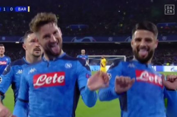 Penyerang Napoli, Dries Mertens (kiri), merayakan gol yang dicetak ke gawang Barcelona dalam laga leg pertama babak 16 besar Liga Champions di Stadion San Paolo, Selasa (25/2/2020).