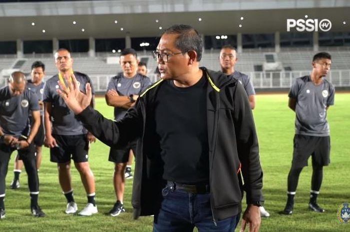 Manajer timnas Indonesia, Sumardji memberi peringatan keras kepada timnas U-22 Indonesia usai laga ujicoba melawan Bhayangkara FC, pada Selasa (11/4/2023).