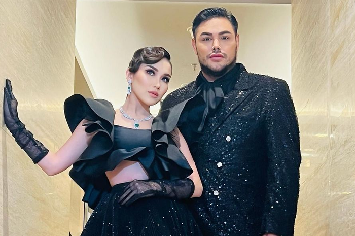 Potret mesra Ayu Ting Ting dan Ivan Gunawan dalam malam final Rising Star Dangdut.