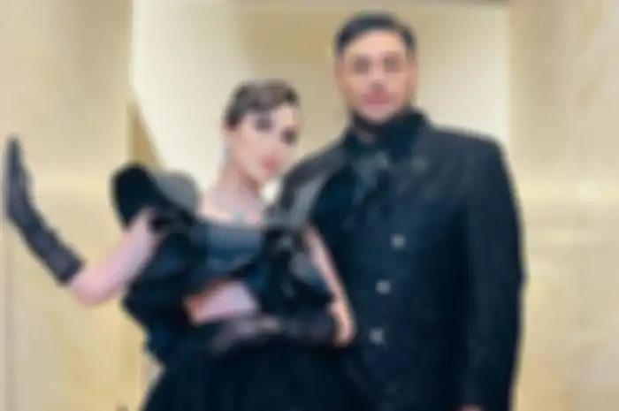 Potret mesra Ayu Ting Ting dan Ivan Gunawan dalam malam final Rising Star Dangdut.