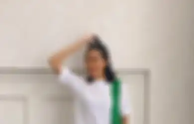 Yuk Tiru 4 Gaya Alika Islamadina Buat Tampil Kece Pakai Kemeja Putih!