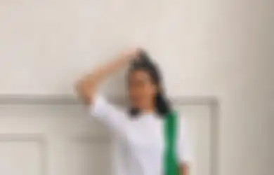 Yuk Tiru 4 Gaya Alika Islamadina Buat Tampil Kece Pakai Kemeja Putih!