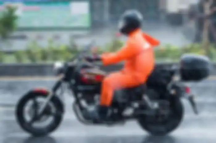 Ilustrasi naik motor saat hujan