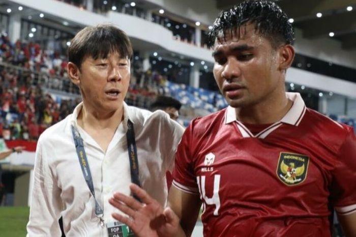 Pelatih Timnas Indonesia Shin Tae-yong bersama Asnawi Mangkualam.