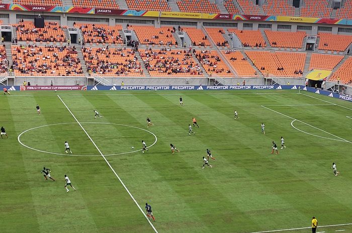 Suasana pertandingan antara timnas U-17 Prancis vs timnas U-17 Burkina Faso di Jakarta International Stadium, Minggu (12/11/2023).