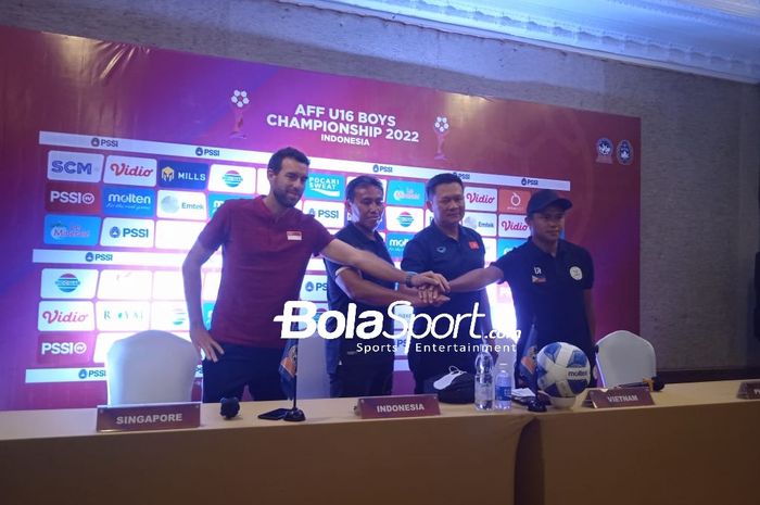 Dari kiri ke kanan pelatih di grup A Piala AFF U-16 2022: Singapore - Angel Toledano, Indonesia - Bima Sakti, Vietnam - Nguyen Quoc Tuan , Philippines - Christopher Pedimonte