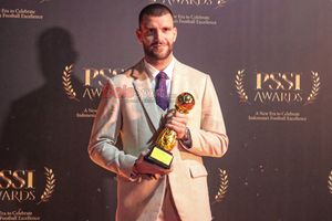 Panas! Jurnalis Senior Belanda Sebut Kiper 42 Tahun Ajax Lebih Baik dari Maarten Paes, Publik Eredivisie Tak Setuju!