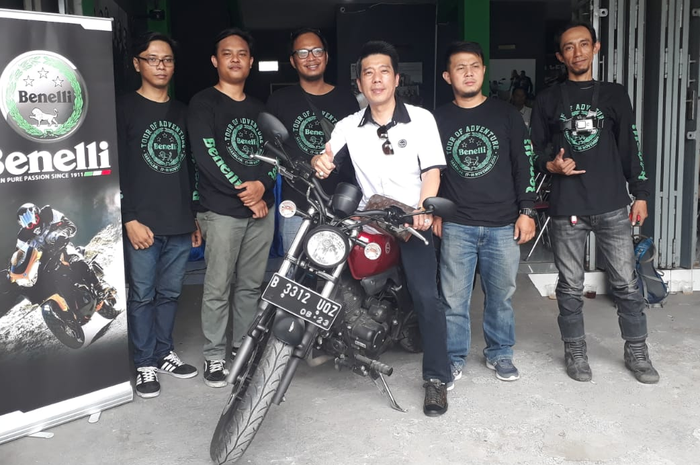 Direktur PT Benelli Indonesia Steven Kentjana Putra membuka Dealer Benelli Solo
