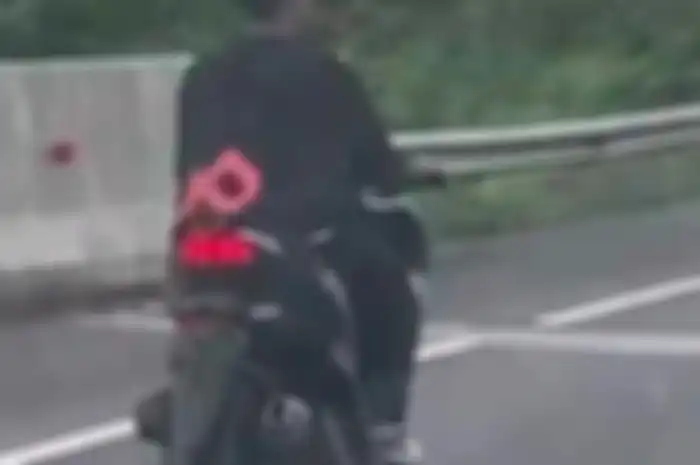 Ilustrasi pemotor copot pelat nomor demi hindari ETLE patut diduga motor maling.