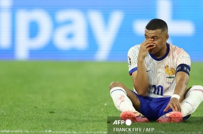 Kylian Mbappe mengalami cedera patah hidung dalam laga timnas Prancis vs Austria di Grup D EURO 2024, Senin (17/6/2024) di Duesseldorf.