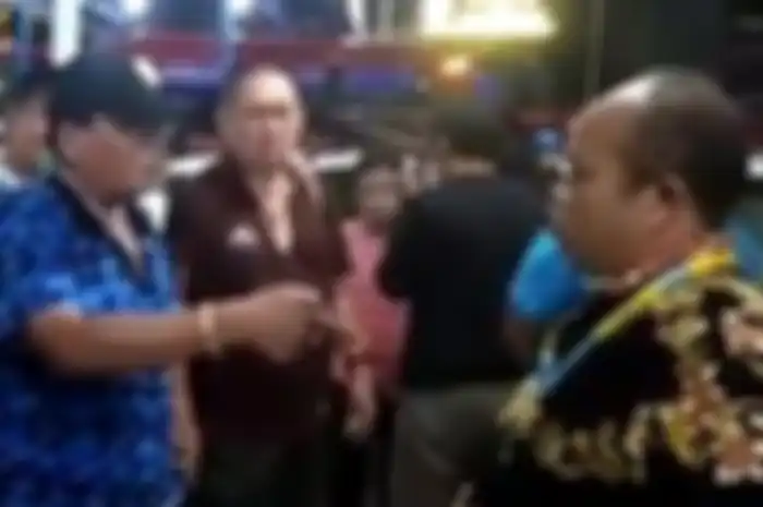 Beberapa anggota DPRD Kabupaten Blora, Jawa Tengah marah saat hendak diperiksa kesehatannya oleh tim medis Dinas Kesehatan Kabupaten Blora sepulang kegiatan Kunjungan Kerja ke Lombok, Nusa Tenggara Barat, di terminal Padangan, Kabupaten Bojonegoro, Jawa Timur, Kamis (19/3/2020) malam.