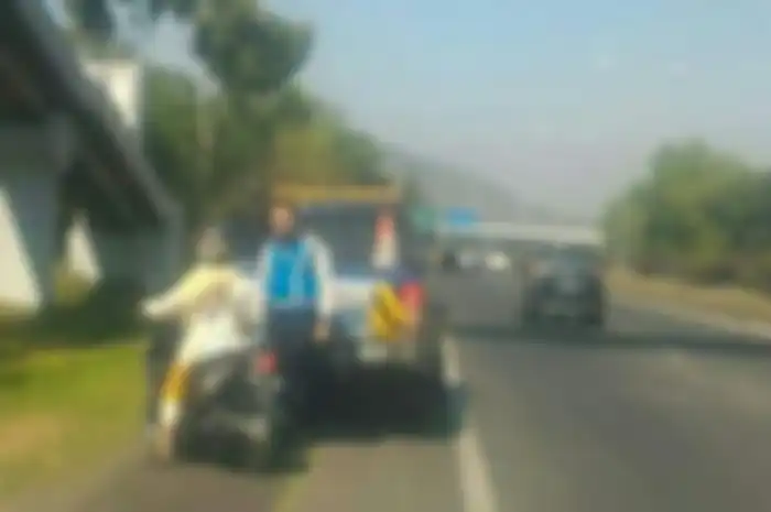 Emak-emak naik motor di jalan tol Pasteur diberhentikan petugas Jasa Marga.