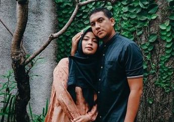 Pengin Foto Ala-ala Floating Breakfast, Tantri Kotak dan Arda Naff Pakai Bak Mandi sang Anak untuk Meja Nampan di Kolam, Netizen: Wow, Sungguh Fancy!