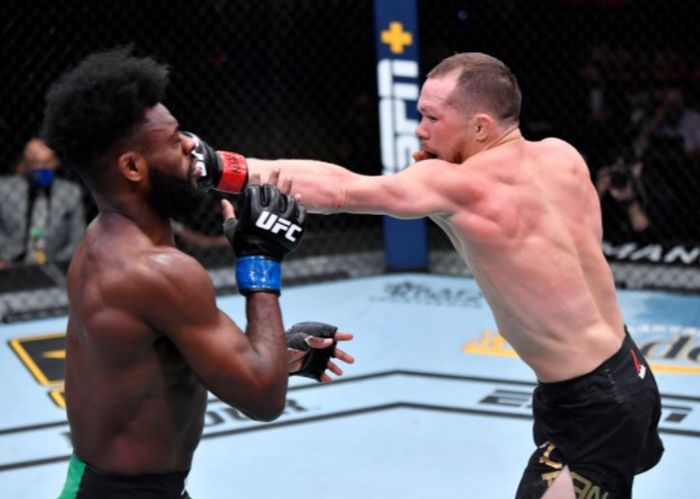 Petr Yan (kanan) saat mendaratkan pukulan tepat mengenai wajah Aljamain Sterling (kiri) saat bentrok pada ajang UFC 259, Minggu (7/3/2021).