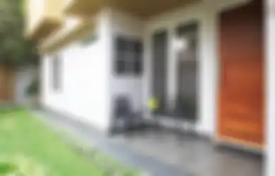 Biar Tak Terlihat Kosong, Begini Trik Dandani Teras Mungil di Rumah