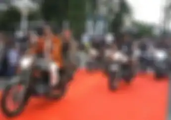 Waduh! Ke Gedung Sate, Ridwan Kamil Boncengin Maudy Koesnaedi Naik Royal Enfield