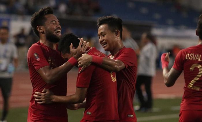 Para pemain timnas U-22 Indonesia merayakan gol Evan Dimas Darmono  ke gawang Myanmar dalam babak semifinal SEA Games 2019 di Stadion Rizal Memorial, Sabtu (7/12/2019)