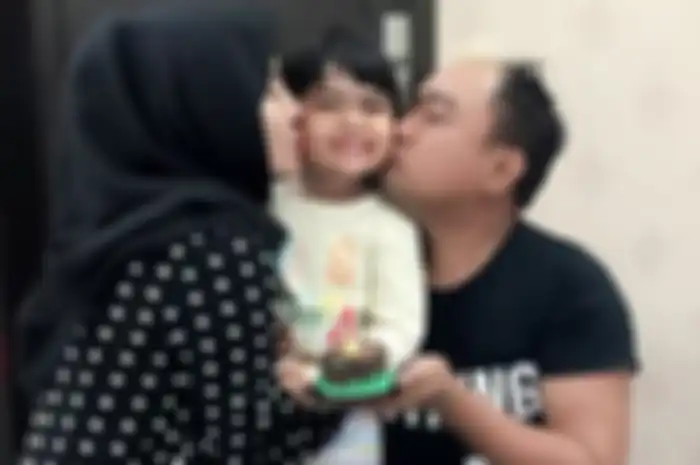 Dewi, istri kedua Azis Gagap dalam balutan hijab hitam
