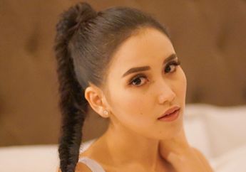 Pangling! Ayu Tingting Tampil Beda dengan Gaya Makeup Overdrawn Lips Seksi