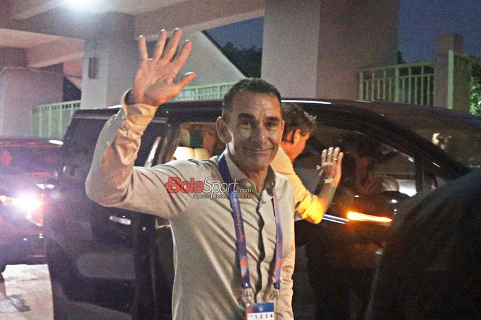 Asisten pelatih timnas Indonesia, Gerald Vanenburg, menyapa saat hadir di Stadion Patriot Candrabhaga, Bekasi, Jawa Barat, Minggu (2/2/2025).