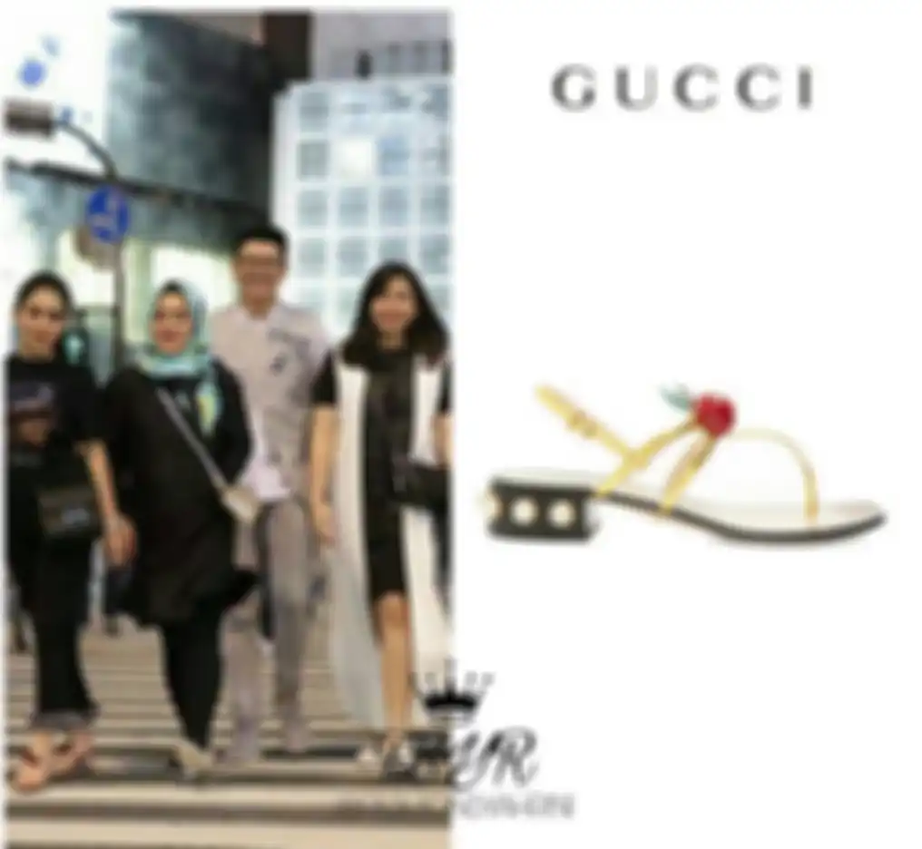 Penampilan modis Syahrini saat mengenakan koleksi sandal jepit Gucci Hatsumomo Cherry T-Strap Sandal 