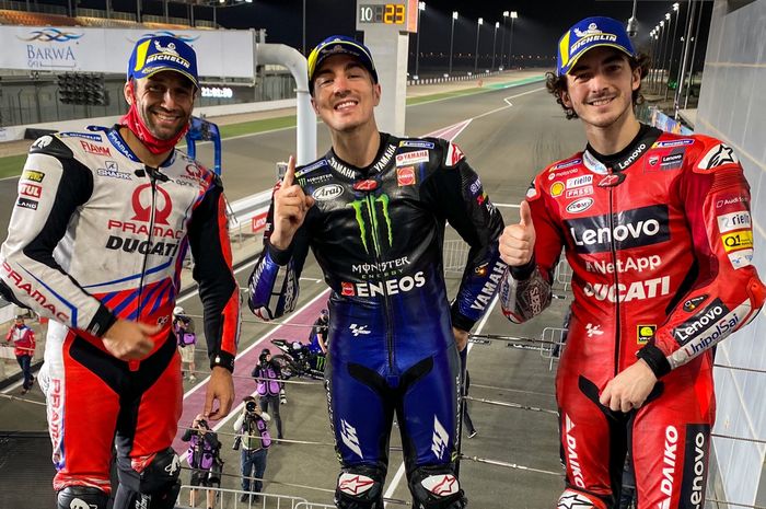 Para penghuni podium MotoGP Qatar 2021 (dari kanan ke kiri), Francesco Bagnaia, Maverick Vinales, dan Johann Zarco, berpose bersama seusai balapan di Sirkuit Internasional Losail, Doha, Qatar, Minggu (28/3/2021).