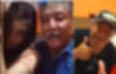 Wajahnya Sering Mampang di Medsos Pose Bareng ABG, Terungkap Inilah   Seluk-beluk Lengkap Mbah Kung Punya 3 Istri Sah, dan Banyak Istri Siri,   Tetapi Masih Sering Diajak Kencan ABG
