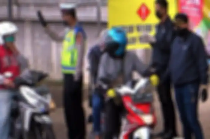 Bikers yang mudik akan diperiksa polisi di pos-pos Bodetabek sebelum masuk ke Jakarta.