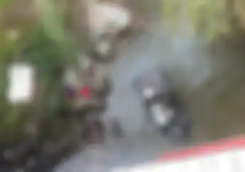 Ngeri, Mobil Pikap Oleng Hajar Pemotor Langsung Terjun ke Sungai Ciliwung, 1 Orang Meninggal