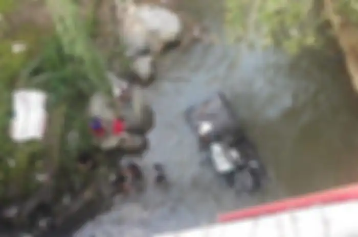 Mobil pikap masuk sungai Ciliwung setelah tabrak motor.