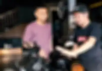 Kocak! Video Raditya Dika Belajar Motor Bareng Gading Marten, Bingung Lihat Tangki Bensin dan Gak Bisa Buka Helm