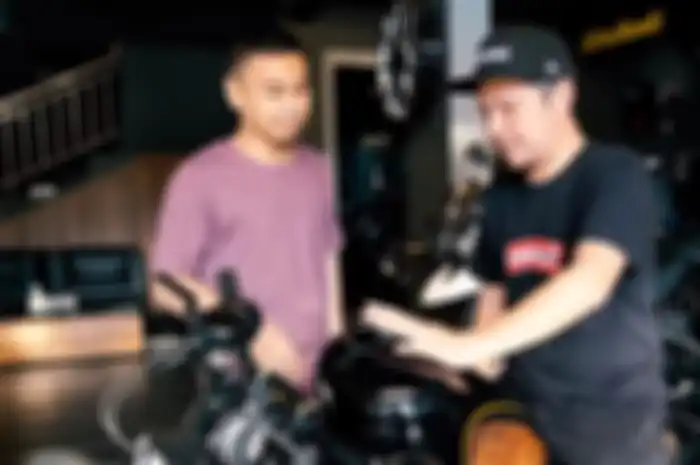 Raditya Dika belajar motor bareng Gading Marten.