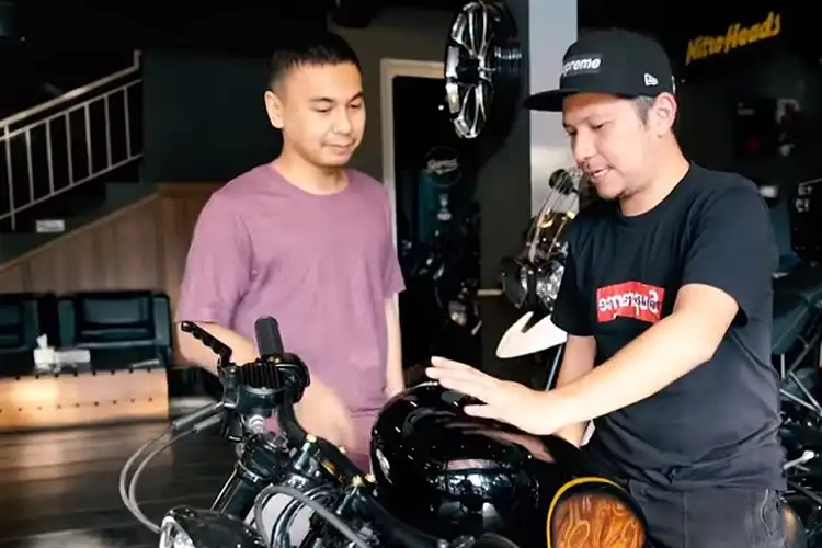 Kocak! Video Raditya Dika Belajar Motor Bareng Gading Marten, Bingung Lihat Tangki Bensin dan Gak Bisa Buka Helm