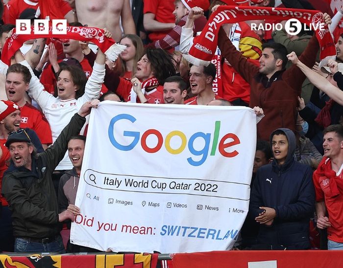 Ejekan suporter Swiss untu Italia dalam laga uji coba melawan Inggris di Stadion Wembley pada Sabtu (26/3/2022) waktu setempat atau Minggu dini hari WIB. 