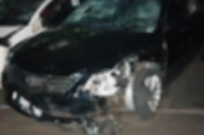 Kondisi mobil Toyota Camry warna hitam yang dikemudikan tersangka DS (38) pelaku tabrak lari setelah diamankan Kepolisian Daerah Metro Jaya, Kamis (18/4/2019) malam. 