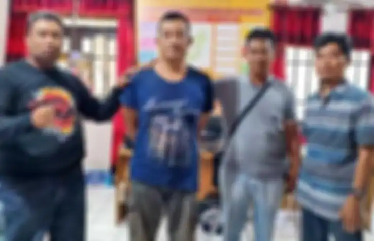 Imam Kunarso (tengah baju biru), pelaku pembunuhan istrinya sendiri saat ditangkap dan dibawa ke Polres Ketapang, Kalimantan Barat.