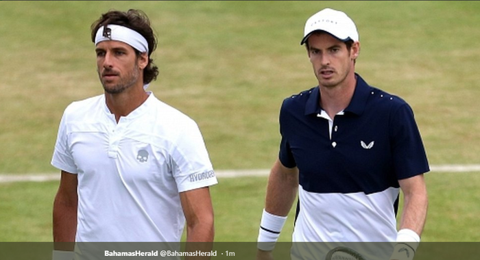 Andy Murray (kanan) bersama Feliciano Lopez (Spanyol) saat bermain ganda putra pada Queen's Club Championships 2019, di London, Britania Raya, Jumat (21/6/2019).