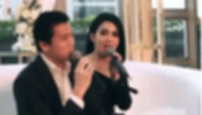 Genggaman tangan Reino Barack dan Syahrini