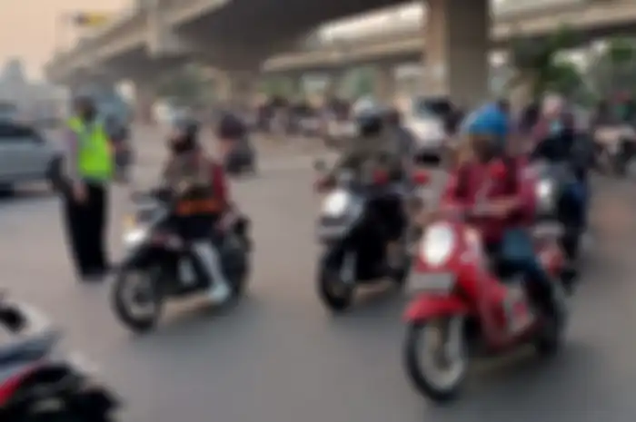Ilustrasi polisi pantau motor di Kalimalang Bekasi
